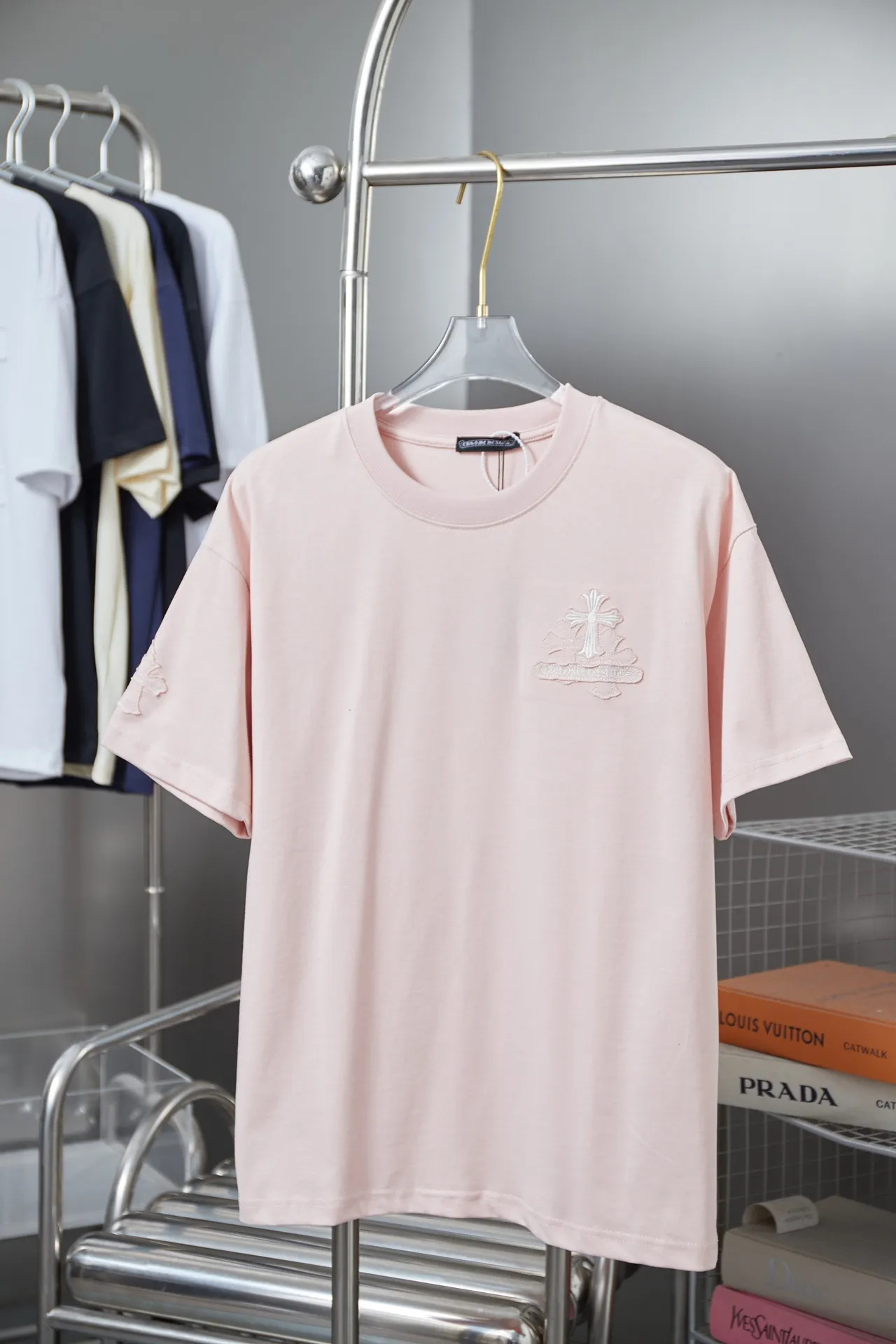🅿️220 Ch*ome Hearte 25SS early spring new style, appliqué embroidered heart cross short sleeves, light luxury, essential item for daily commuting for men and women, correct version, welcome to compare, detailed features · 320g 100% pure cotton double yarn jersey fabric · Custom dyed in the same vat, special thickened 32 pieces double-strand 1X1 thread · Imported Tajima machine embroidery tatami embroidery ➕This cloth patch embroidery · Collar, cuffs, and hem are hand-frayed · Double-needle stitching across seams · Original main mark, washed tag, branded moisture-proof paper packaging Color: Black/White/Pink Size: S/M/L/XL